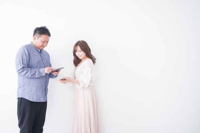 LINE交換をする男女